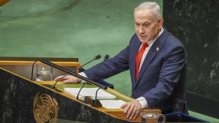 نتنياهو يهاجم دبلوماسيين انسحبوا من قاعة الأمم المتحدة: من تبقى من «الجبناء أخلاقياً» فليغادروا.. شهد خطاب نتنياهو في الجمعية العامة للأمم المتحدة انسحاب دبلوماسيين واحتجاجات في نيويورك، وسط جدل حول حرب غزة ومذكرة الجنائية الدولية.