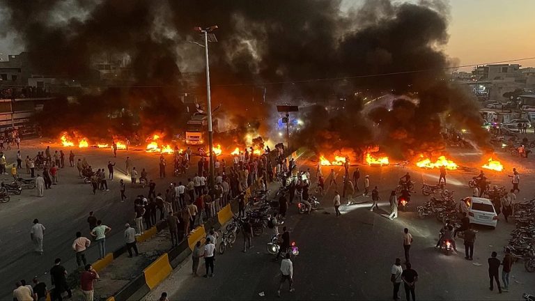 اتساع الاحتجاجات في سوريا بعد رفع أسعار الوقود بنسبة تصل إلى 40%.. غضب شعبي ومطالب باستقالة وزير الطاقة احتجاجات في مدن سورية ضد رفع أسعار الوقود تشل طرقاً رئيسية وتدفع البرلمان لاستدعاء وزير الطاقة وسط غضب متصاعد من تكاليف المعيشة اليومية.
