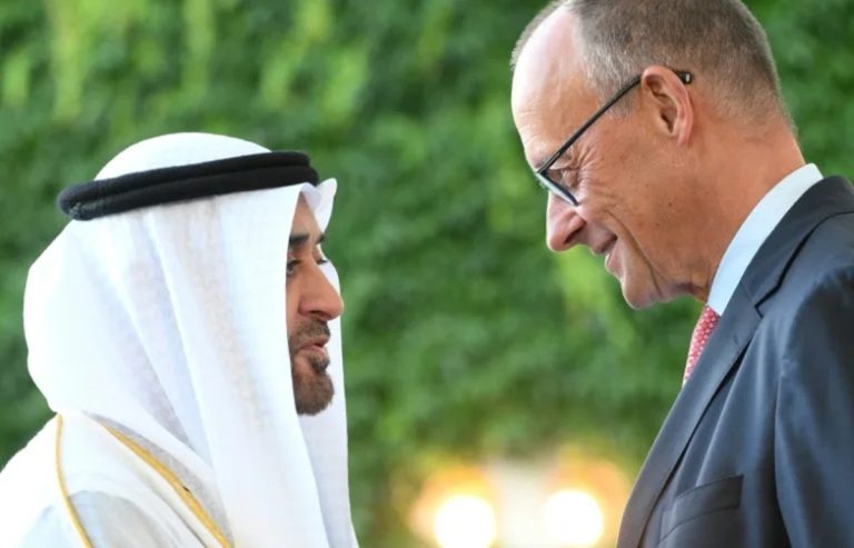 الإمارات تستثمر 40 مليار يورو في ألمانيا.. وبرلين تكشف عن مشاريع تشمل مراكز البيانات الإمارات تعزز شراكتها مع ألمانيا بتعهد استثماري بقيمة 40 مليار يورو يشمل مراكز بيانات، وسط مساعٍ لتنويع التحالفات الاقتصادية.