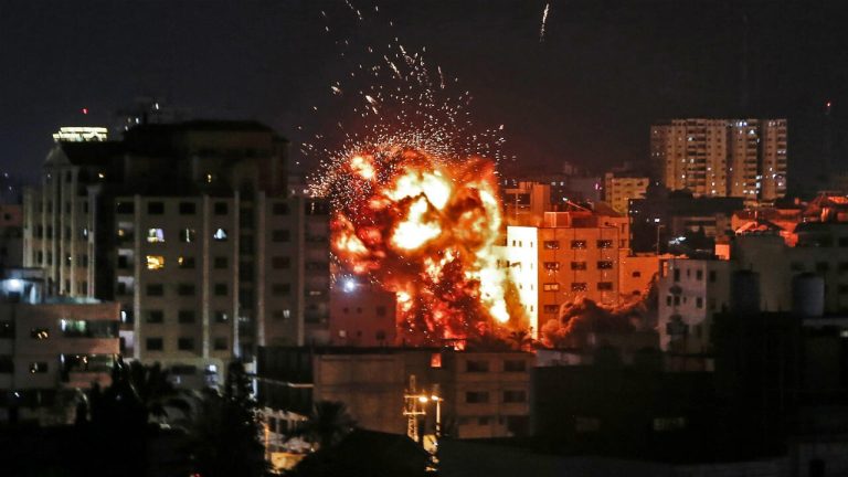 مقتل أطفال في غزة مع تكثيف إسرائيل هجماتها خلال الساعات الـ24 الماضية تحذّر منظمة الصحة العالمية من تفاقم الكارثة الإنسانية في غزة مع تصاعد القصف الإسرائيلي غرب المدينة وتدهور جودة المياه وارتفاع حالات الإسهال.