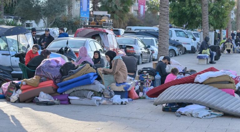 سكان جنوب لبنان على “الخط الأصفر” مع إسرائيل.. قلق يومي وضغوط نفسية تحت وطأة التوتر الحدودي في قرى جنوب لبنان القريبة من الخط الأصفر، تتزايد طلبات الدعم النفسي مع عودة السكان إلى منازل مدمرة تحت تهديد المسيّرات والقصف الإسرائيلي.