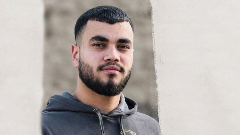 وفاة معتقل فلسطيني في سجن عوفر بعد 11 شهراً من الاعتقال الإداري.. عائلة معتز الأطرش تنتظر تفسيراً وفاة المعتقل الفلسطيني معتز الأطرش في سجن عوفر بعد عام من الاعتقال الإداري تثير تساؤلات حول ظروف احتجازه، وسط تصاعد وفيات الأسرى.
