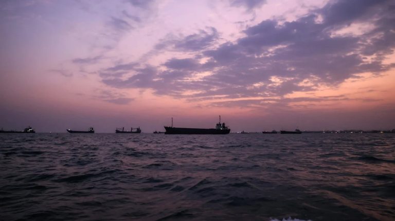انسداد أفق أم خريطة طريق جديدة؟ كواليس الرسالة الأمريكية الحازمة لإيران عبر الوسائط وسط تصاعد التوتر وتبادل هجمات بحرية في مضيق هرمز، تسعى قطر وعُمان لإحياء تفاهم إيران وأميركا، بينما يرفض ترامب العودة إليه وتتمسك طهران ببنوده.