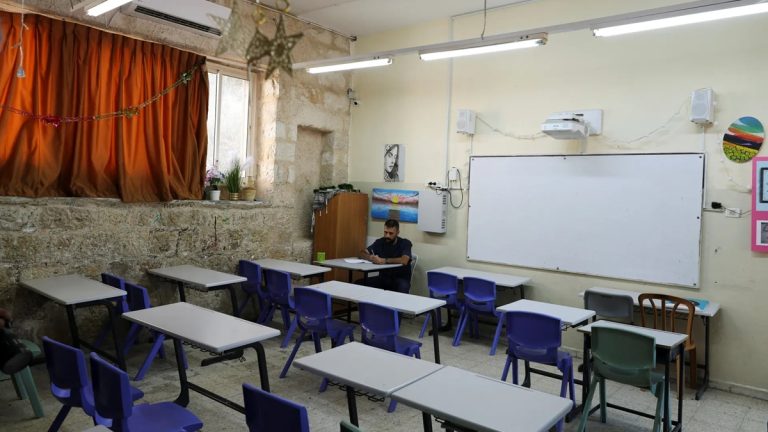 إسرائيل توسّع فرض منهاجها على 45 ألف طالب فلسطيني في القدس وتمنع معلمين من دخول المدينة توسع إسرائيل فرض مناهجها على مدارس فلسطينية بالقدس الشرقية وتمنع عشرات المعلمين من الضفة، ما يهدد بدء العام الدراسي وهوية التعليم في المدينة.