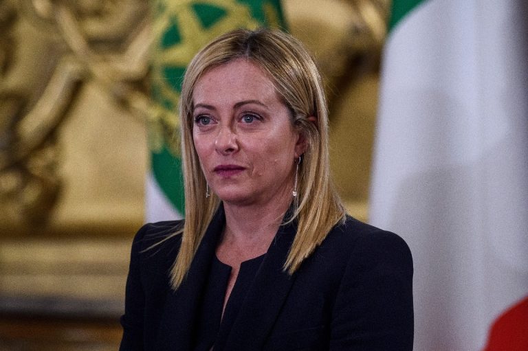 إيطاليا: ميلوني تفتح معركة الحجاب والنقاب في المدارس وسط سباق يميني على استهداف المسلمين تتصاعد في إيطاليا معركة الهوية قبل انتخابات 2027، مع حظر ميلوني للنقاب والبرقع بالمدارس وسجال المساجد والمواطنة وسط اتهامات بتأجيج الإسلاموفوبيا.