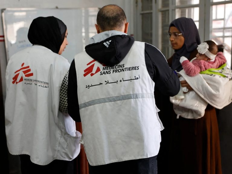 منظمة محامون بريطانيون من أجل إسرائيل تضغط لحظر أطباء بلا حدود في غزة بتهم صلات مسلحة، والمنظمة الطبية تنفي وتصف الاتهامات بحملة تضليل.