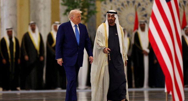تحليل لديفيد هيرست: الإمارات والولايات المتحدة وإسرائيل يطبّعون مع “الحرب الدائمة” في المنطقة تحليل يسلط الضوء على توسع نفوذ الإمارات عبر المال والمرتزقة والتدخلات في السودان وليبيا واليمن، ولماذا قد تهزم الشرعية والقوة الناعمة رهانات أبوظبي.
