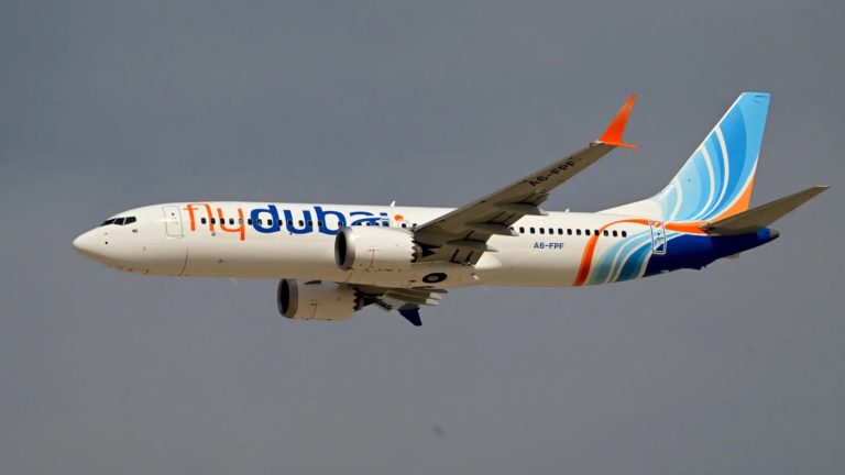 مشاجرة بين الطيارين تجبر رحلة متجهة إلى إسرائيل على الهبوط اضطرارياً في السعودية هبطت طائرة فلاي دبي المتجهة إلى تل أبيب اضطرارياً في تبوك بعد إنذار اختطاف، قبل أن تؤكد إسرائيل أن الحادث ناجم عن شجار بين الطيارين.
