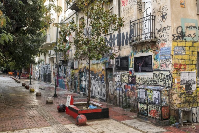 عُرف بحي اللاجئين والقضية الفلسطينية.. حي إكسارخيا في أثينا يواجه التهجير العمراني والقبضة الأمنية اليونانية تحولات عميقة تضرب حي إكسارخيا في أثينا مع صعود الإيجارات والاستثمار الأجنبي ومشاريع المترو والوجود الأمني، وسط مخاوف من تآكل هويته اليسارية.