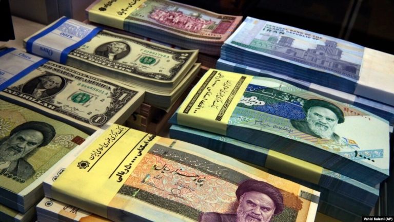 هبوط قياسي جديد للريال الإيراني أمام الدولار يعكس ضغوط الحرب على الاقتصاد، وسط تحركات وساطة لإعادة فتح مضيق هرمز وتصعيد في خطاب الحرس الثوري.