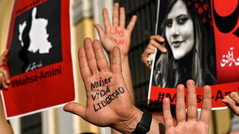 بعد أربع سنوات على وفاة مهسا أميني، تشهد شوارع طهران تراجعاً غير مسبوق لقيود الحجاب، وسط تحدٍ نسائي وانتقادات المحافظين في إيران.