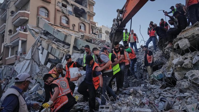 19 قتيلاً بينهم نساء وأطفال.. مبنى متضرر يتحول إلى مقبرة للنازحين في غزة مقتل 19 فلسطينياً وإصابة 25 بانهيار مبنى متضرر في غزة يؤوي عائلات نازحة، فيما يواصل المنقذون البحث وسط توقف الإعمار وتفاقم المخاطر.