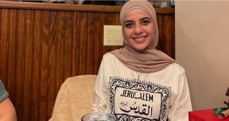 تقول الناشطة الفلسطينية لقاء كردية إن نوبات الصرع بدأت خلال احتجازها لدى ICE وتواصلت بعد الإفراج عنها، وسط تحذيرات من إهمال طبي بمراكز الهجرة.