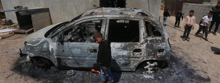 مستوطنون إسرائيليون يحرقون منازل وسيارات فلسطينية في هجمات بالضفة الغربية تصاعدت هجمات المستوطنين في الضفة الغربية مع إحراق منازل لعائلة طوباسي في جالود ومركبات قرب رام الله، وسط اتهامات بحماية الجيش الإسرائيلي.