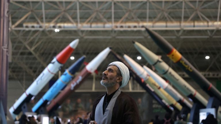 تقديرات إسرائيلية: إيران تنسق مع حزب الله وحماس والحوثيين لهجوم متعدد الجبهات على إسرائيل تشير معلومات استخباراتية إسرائيلية إلى أن إيران تنسق مع حزب الله وحماس والحوثيين لشن هجوم.