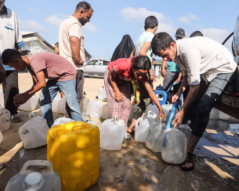 بن غفير يطرح خطة لتهجير جميع الفلسطينيين من غزة: إخراج 250 ألفاً في العام الأول والبقية خلال 6 سنوات فلسطينيون نازحون يصطفون للحصول على مياه الشرب في مخيم البريج للاجئين، وسط قطاع غزة.
