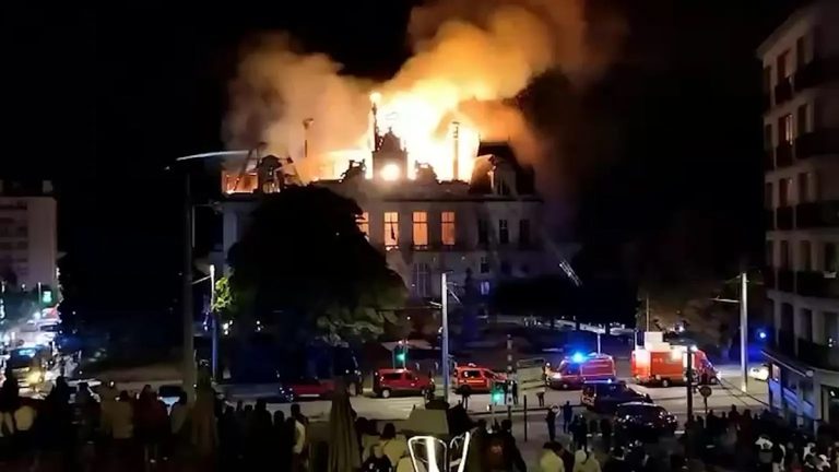 حريق ضخم يدمّر أجزاء من بلدية ليموج التاريخية خلال احتجاجات فرنسا حريق متعمد يدمّر أجزاء من بلدية ليموج التاريخية في فرنسا خلال احتجاجات على غلاء المعيشة، والسلطات تؤكد السيطرة على النيران وملاحقة المتورطين