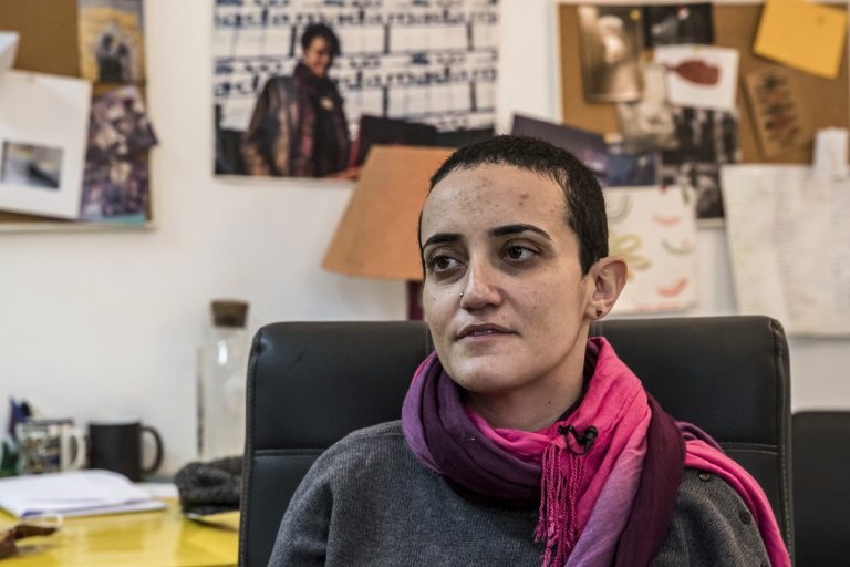 لينا عطا الله في قبضة السلطات بعد حكم بإغلاق «مدى مصر» وتغريمها ملايين الجنيهات قضت محكمة مصرية بتغريم الصحفية لينا عطا الله وإغلاق موقع مدى مصر، في تصعيد جديد ضد الإعلام المستقل يثير مخاوف واسعة على حرية الصحافة.