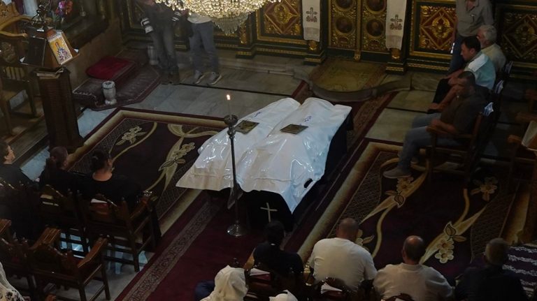غزة تودّع أمّاً وابنتها من عائلة مسيحية.. والاحتلال الإسرائيلي «لا يفرّق» مقتل الطبيبة ماري أبو داود ووالدتها ميساء مع ثلاثة فلسطينيين في غارات إسرائيلية استهدفت مبنى سكنياً بغزة، وسط حزن عميق بين مسيحيي القطاع.