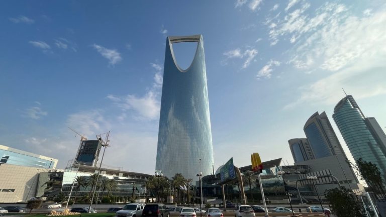 مقتل طياري مروحية سعودية وإغلاق مكاتب برج بارز وسط تصاعد المواجهات مع الحوثيين تحطم مروحية سعودية في نجران يقتل طاقمها وسط تضارب الروايات مع الحوثيين، وتصاعد القتال في اليمن وتعهد مصر بدعم أمن المملكة إقليمياً.