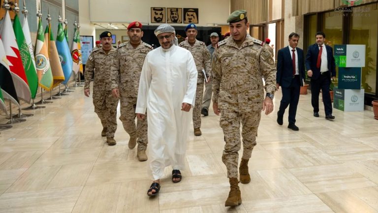 الجيش اليمني يعلن سقوط 1540 حوثياً بين قتيل وجريح مع تصاعد معارك تعز.. تتصاعد معارك تعز مع إعلان الحكومة اليمنية مقتل وإصابة 1540 حوثيًا خلال يوم واحد، وسط إغلاق معبر الحوبان ونزوح آلاف المدنيين وتحول المحافظة إلى جبهة رئيسية.