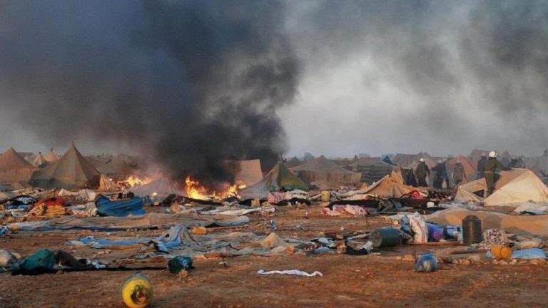 خلف جدران الصمت: 16 عاماً من التعذيب والتضييق ضد معتقلي «أكديم إزيك» في السجون المغربية عائلات معتقلي أكديم إزيك تكشف تدهور أوضاعهم في سجون المغرب، مع إضراب عن الطعام واتهامات تعذيب تؤكدها الأمم المتحدة ودعوات لكسر الصمت.
