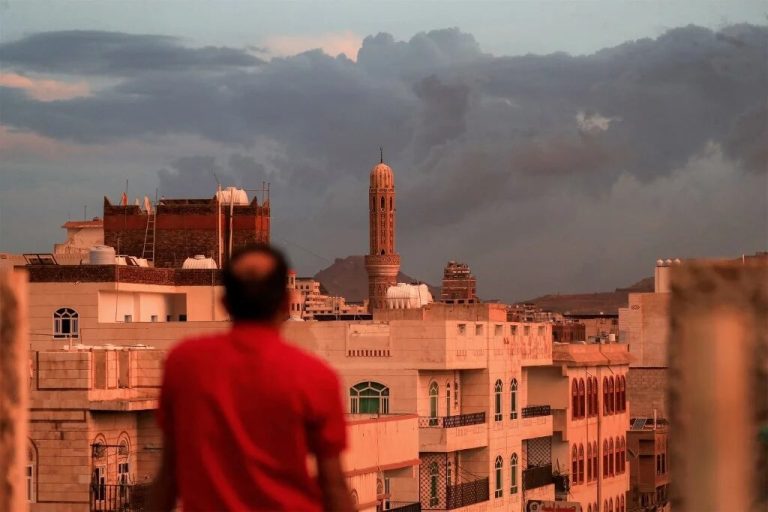 انفجارات في السعودية بعد قصف منشآت الطاقة في صنعاء.. الحوثيون يوسّعون دائرة التهديد تصعيد جديد في حرب اليمن: ضربات سعودية على منشآت طاقة بصنعاء تقابلها هجمات حوثية على الرياض والظهران، وسط تهديدات تطال أرامكو ومخاوف من اضطراب أسواق النفط.