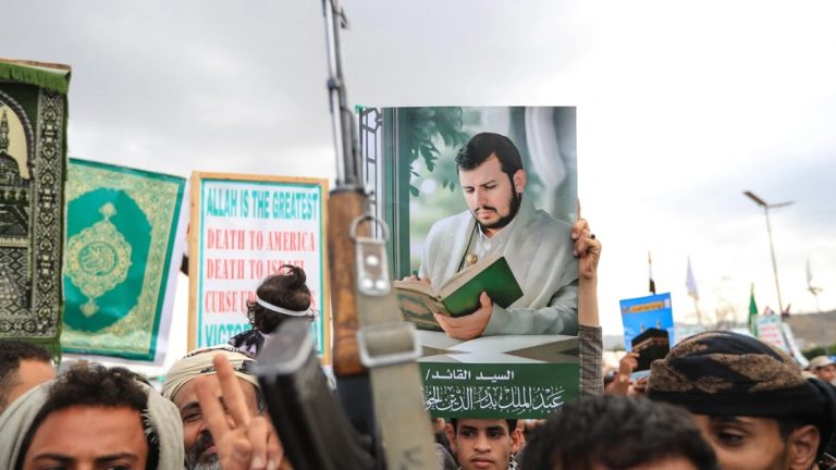 الحوثيون يتوعدون بمواصلة استهداف منشآت أرامكو السعودية بالصواريخ والطائرات المسيّرة توعد الحوثيون بمواصلة ضرب منشآت النفط والمطارات في السعودية بصواريخ وطائرات مسيرة، وسط تصعيد يهدد أرامكو ويثير مخاوف من ارتفاع أسعار الطاقة.