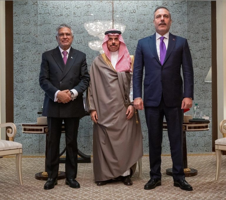 تركيا وقطر وباكستان وإندونيسيا توقّع اتفاق «بدر» لإنتاج الأسلحة وتعزيز الصناعات الدفاعية المشتركة اتفاق دفاعي بين تركيا وقطر وباكستان وإندونيسيا يمهد لإنتاج عسكري مشترك في تركيا، مع توسيع التعاون في التدريب والبحث والتطوير وتعزيز قدرات الحلفاء.