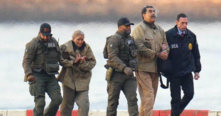 اتهامات جديدة ضد نيكولاس مادورو وزوجته في نيويورك تشمل التعذيب وانتهاكات حقوقية.. اتهامات أمريكية جديدة تطال نيكولاس مادورو وزوجته سيليا فلوريس بالتعذيب وانتهاكات حقوق الإنسان، فيما يطالب دفاعهما بإسقاط القضية بدعوى الحصانة.