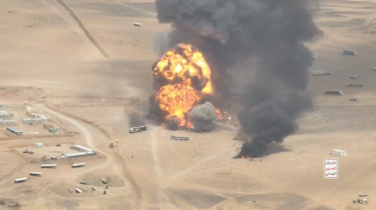 الحوثيون يصعّدون هجماتهم على أهداف للحكومة اليمنية والسعودية وسط اتساع دائرة العنف تصعيد عسكري جديد في اليمن مع اتهام الحوثيين بقصف مطار عدن واستهداف مواقع سعودية، بالتزامن مع معارك باب المندب وتفاقم النزوح والأزمة الإنسانية.