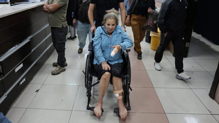 اعتقال 10 مستوطنين بعد هجمات على مصورة أميركية ودبلوماسيين أوروبيين وفلسطينيين في الضفة الغربية اعتقلت الشرطة الإسرائيلية 10 مستوطنين للاشتباه بمهاجمة مصورة أميركية ودبلوماسيين أوروبيين وفلسطينيين في الضفة، وسط ضغوط دولية متزايدة.