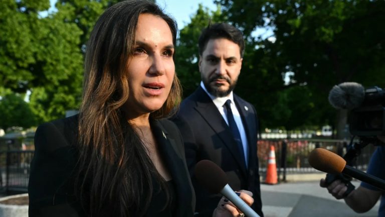 شكوى ضد سفيرة لبنان في واشنطن تفتح جدلاً حول حظر التواصل مع إسرائيل، وسط ضغوط أميركية لإلغاء قانون المقاطعة ومفاوضات عسكرية مرتقبة.