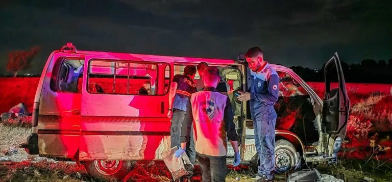 مقتل 7 مدنيين وإصابة آخرين بإطلاق نار على حافلة في ريف حمص، وسط سلسلة حوادث أمنية شملت انفجاراً بمحطة كهرباء وتحركات إسرائيلية جنوب سوريا.