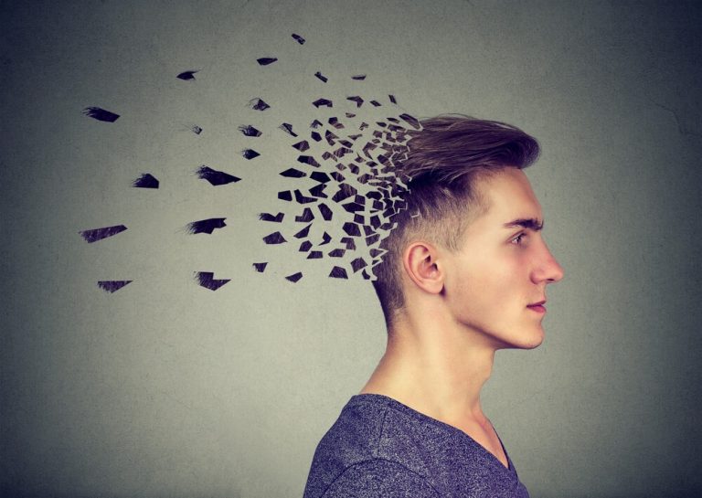 تقرير علمي يوضح كيف يؤثر الكحول والقنب والنيكوتين في دماغ المراهق، وما تكشفه الأبحاث عن تغيرات النمو العصبي وإمكان التعافي المبكر.