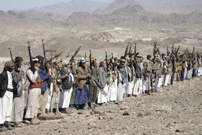 «أذرع إيران أم طموحات سلطة؟».. تعرف على الحوثيين وأهدافهم التي ترعب الملاحة الدولية تصعيد الحوثيين بضربات على الرياض وتقدمهم قرب باب المندب يعيد حرب اليمن إلى الواجهة، ويهدد الملاحة في البحر الأحمر وسط تحرك سعودي مضاد.