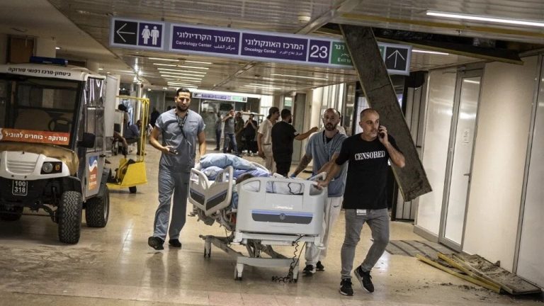 إسرائيل تستقطب أطباء بريطانيين من لندن.. أزمة نقص الكوادر الطبية تفتح ملف المستوطنات والقيود على الأطباء الفلسطينيين معرض توظيف طبي في لندن تنظمه جهات إسرائيلية يستهدف أطباء بريطانيا للهجرة، مع منشورات لمراكز صحية في مستوطنات غير قانونية وسط أزمة نقص الكوادر.