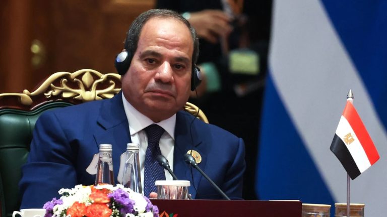 مصر تعتقل كامل فريق منصة «متصدقش».. اتهامات رسمية وإدانات حقوقية واسعة اعتقال فريق منصة «متصدقش» بالكامل يثير إدانات حقوقية واسعة، وسط اتهامات للسلطات المصرية بتصعيد غير مسبوق ضد الصحافة المستقلة وحرية التعبير.