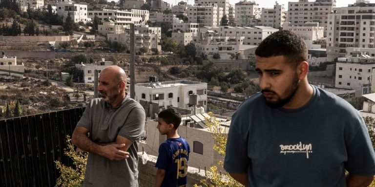 تهجير قسري في الخليل.. الاحتلال يغلق مداخل المدينة ويطرد أكثر من 2200 فلسطيني من منازلهم بعد هجوم أودى بجنديين، فرضت إسرائيل حصاراً على الخليل وهجّرت نحو 2200 فلسطيني، مع اعتقالات وهدم مبانٍ وإغلاق الحرم الإبراهيمي.