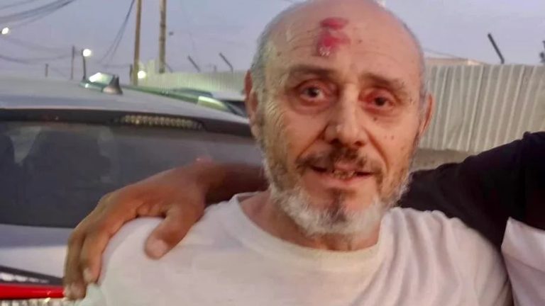 الإفراج عن «طبيب الفقراء» مازن الرنتيسي بعد 4 أشهر من الاعتقال.. اتهامات بالتعذيب والإهمال الطبي أفرجت إسرائيل عن الطبيب الفلسطيني مازن الرنتيسي بعد نحو أربعة أشهر في عوفر، وسط صور تظهر آثار تعذيب ومطالب حقوقية بكشف مصير العاملين الصحيين المعتقلين.