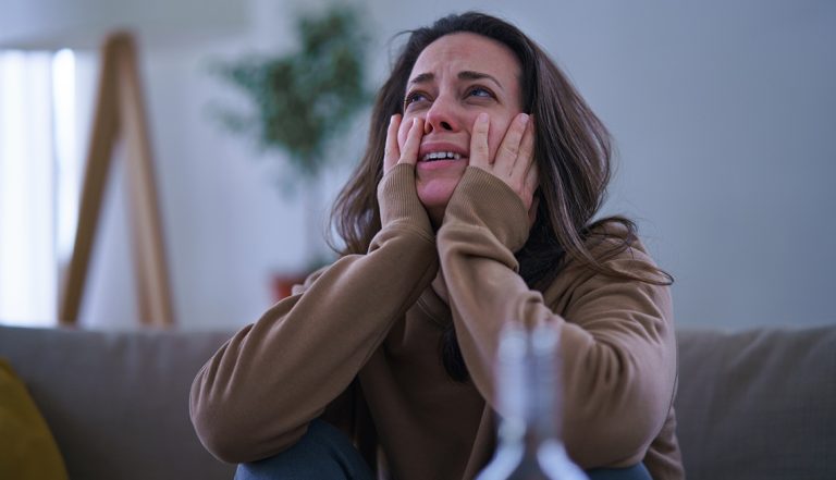 هل البكاء مفيد للصحة؟ علاقة الدموع بالألم المزمن والضغط النفسي وارتفاع ضغط الدم توضح دراسات كيف قد يساعد البكاء العاطفي على معالجة التوتر والألم المزمن، مع تأكيد أنه ليس علاجاً للضغط أو بديلاً للرعاية الطبية.