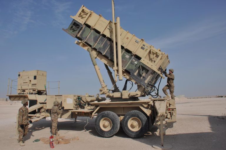 الولايات المتحدة تعزز دفاعات السعودية وقطر ببطاريات باتريوت وسط تهديدات ترامب بضرب إيران واشنطن تعزز دفاعات السعودية وقطر ببطاريات باتريوت لحماية منشآت الطاقة، وسط تلويح ترامب بضرب إيران وإرسال حاملة طائرات ومارينز للمنطقة.