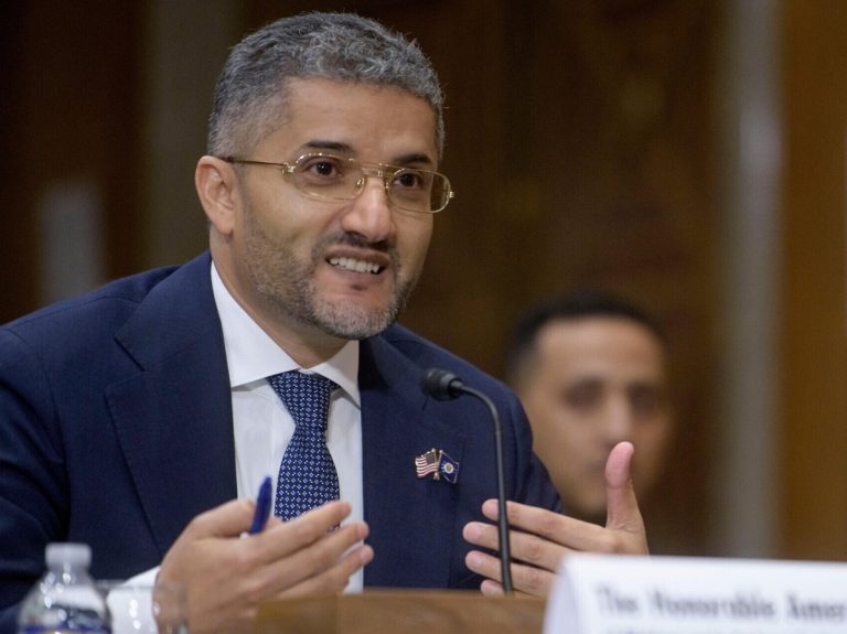 عامر غالب مستشارًا لترامب لشؤون الأمريكيين العرب.. ماذا تغيّر بعد تعثر ترشيحه سفيرًا؟ عامر غالب، أول مسؤول عربي ومسلم دعم ترامب في 2024، يتولى ملف الشؤون العربية الأميركية بالبيت الأبيض ويتعهد بنقل مخاوف الجالية وكبح خطاب الكراهية.
