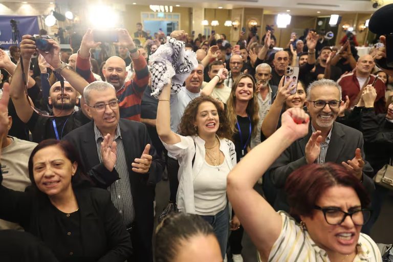 نتائج أولية لانتخابات إسرائيل تظهر تقدماً تاريخياً للقائمة المشتركة وراعم، وتضع معسكري نتنياهو والمعارضة أمام مأزق تشكيل حكومة بلا أغلبية.