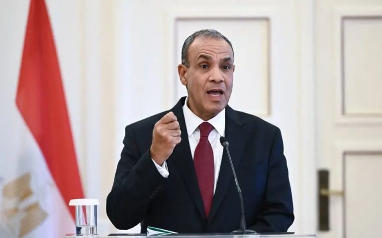 مصر ترفض الاتفاق البحري بين تركيا وليبيا وتؤكد التزامها باتفاق ترسيم الحدود مع اليونان مصر ترفض تصديق شرق ليبيا على الاتفاق البحري مع تركيا وتعدّه بلا أثر قانوني، في خطوة تدعم اليونان وتعيد توتير صراع النفوذ شرق المتوسط.