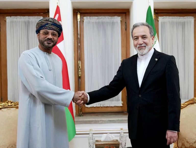 وزير خارجية عمان يدعو إلى ميثاق عدم اعتداء يضم دول الخليج والعراق وإيران، محذراً من كلفة استبعاد طهران والاعتماد على القوى الخارجية.