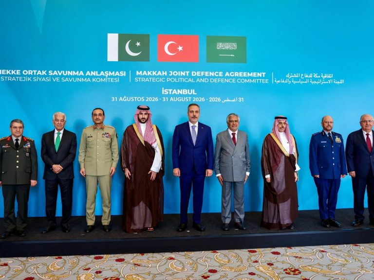 باكستان تصادق على اتفاق دفاعي مع السعودية وتركيا وسط تصاعد تهديدات الحوثيين واحتمالات ضربة أمريكية لإيران إسلام آباد تصادق على اتفاق دفاعي مع الرياض وأنقرة، وسط تهديدات حوثية متصاعدة للسعودية وتلويح أميركي بخيارات عسكرية ضد إيران.