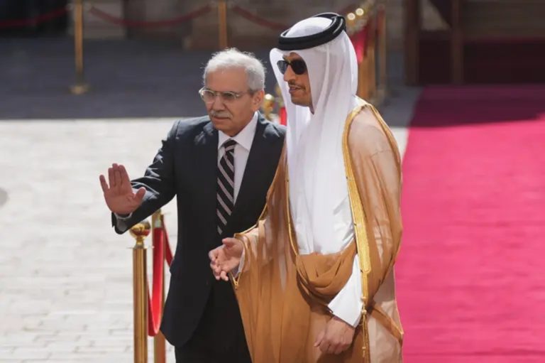 قطر تتحرك لإنقاذ كهرباء لبنان وإعمار الجنوب.. مشروع للطاقة الشمسية بلا كلفة على الدولة تعهدت قطر بدعم تعافي لبنان عبر تأهيل قطاع الكهرباء بمشروع طاقة شمسية وتمويل إعادة إعمار الجنوب، مع مواصلة مساندة الجيش وسط تداعيات الحرب.