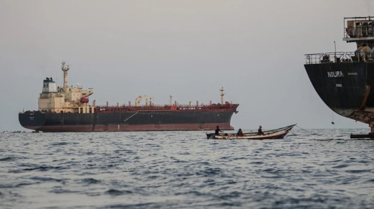السعودية تستعين بالصين وباكستان.. هل تنجح الضغوط في كبح هجمات الحوثيين؟ تصعيد الحوثيين في البحر الأحمر يضغط على السعودية وأسواق النفط، ويمنح طهران مكاسب تفاوضية، لكنه يفتح باب مواجهة إقليمية قد تفلت من حساباتها.