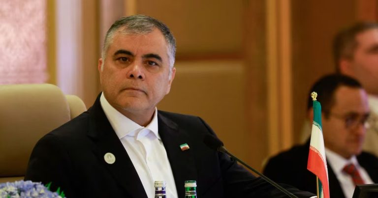 استقالة وزير النفط الإيراني تفتح صندوقاً أسود.. من يبيع نفط طهران وأين تذهب العائدات؟ استقالة وزير النفط الإيراني تكشف صراعاً حول وسطاء بيع الخام، وسط تحذيرات من أثر الانسحاب الأميركي من العراق وتحول الهجرة والتجارة شرقاً.